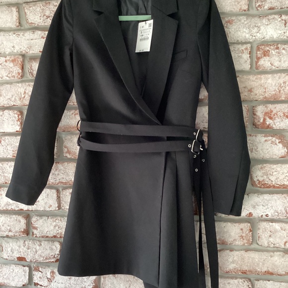 Woman’s black dress shirt/jacket - Picture 2 of 6